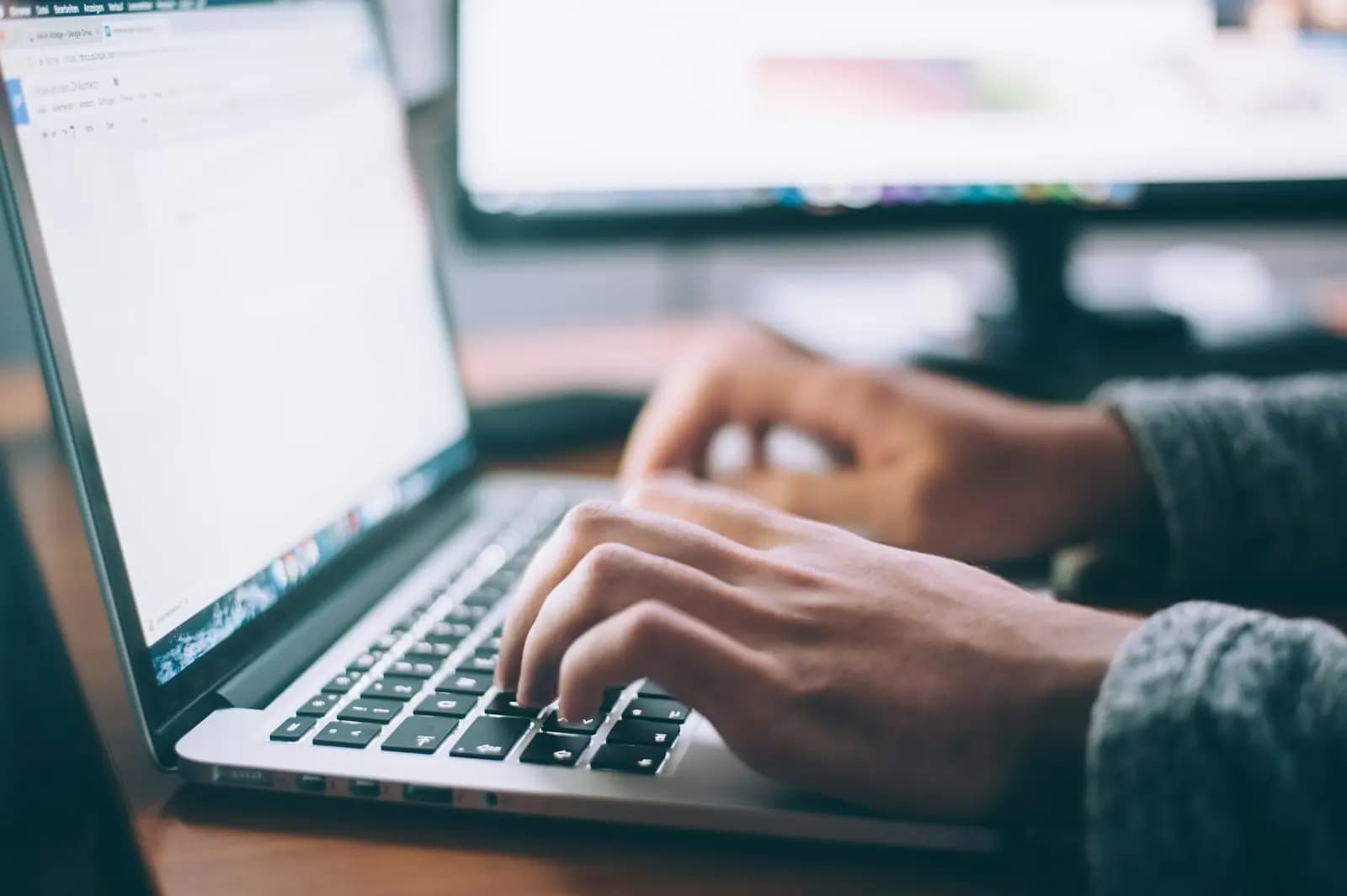 میز کار با نور طبیعی برای نوشتن محتوا
